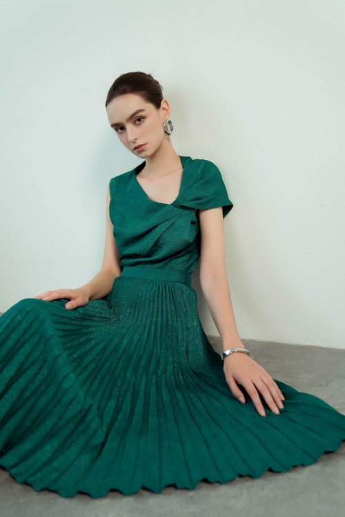 Sixdo Dark Green Pleated Brocade Flared Skirt